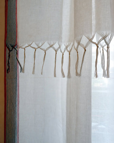 Detalle de los flecos del borde de la cortina de Caravane