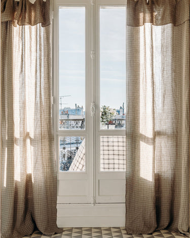 Cortinas de cuadros marrones