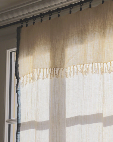 Cortina Surendra Artesanal Lino-Algodón: Suavidad Única, Filtrado Luz, Diseño Elegante Flecos