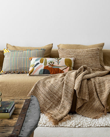 https://bedandphilosophy.com/wp-content/uploads/2024/03/coussin-brode-TOSCA-TIBET-SOLAR_fiche-produit-abmbiance.jpg