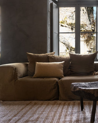 Cojin lana miel jaspeado en sofa natural