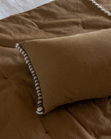 Colcha boutis bronce cojines conjunto packshot