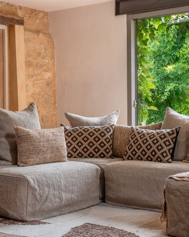 Cojin seda yute miel en ambiente textil natural