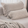 Cojin algodon alveolado con plaid natural en ambiente