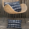 Cojin tie-dye negro blanco en sofa ambiente