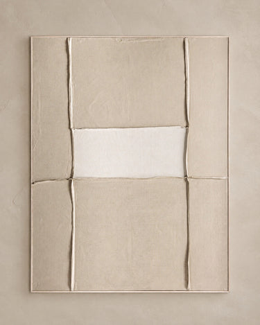 Cuadro Vical artesanal de lienzo y madera de pino marrón sobre pared topo clara texturizada