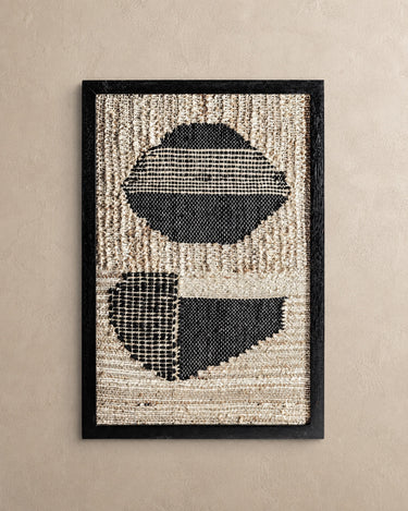 Cuadro Vical de madera de mango, yute y algodón negro sobre pared topo clara texturizada