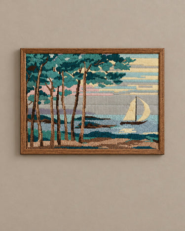 Cuadro vintage bordado en lana con velero y pinos