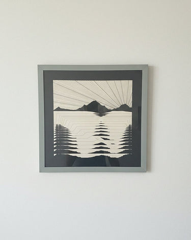 Cuadro vintage geométrico en negro y crema, con montañas, líneas radiales y bandas escalonadas