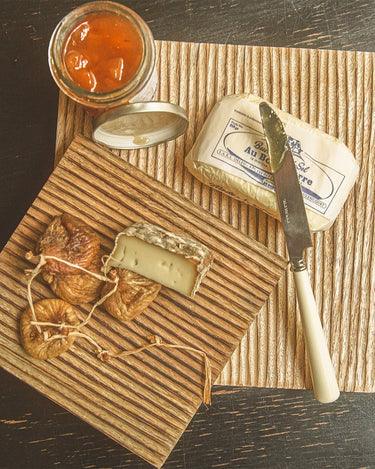 Cutlery set with ivory-coloured handles