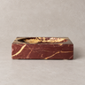 Cubo decorativo de mármol burdeos de HK Living, con centro ahuecado sobre fondo topo claro