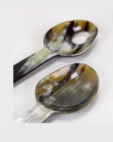 Detalle de dos cucharas para ensalada de cuerno negro mostrando su textura