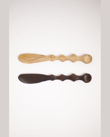 Cuchillos para mantequilla en madera natural y marrón oscuro