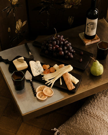 Juego de cuchillos para queso en una mesa amplia de aperitivo