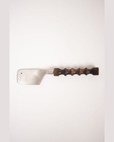 Vista alternativa del cuchillo para queso de hoja ancha y mango de madera