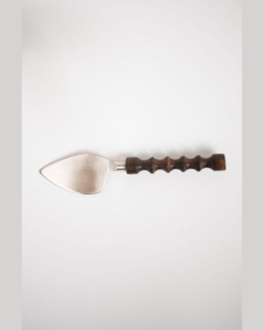 Vista alternativa del cuchillo para queso tipo pala y mango de madera