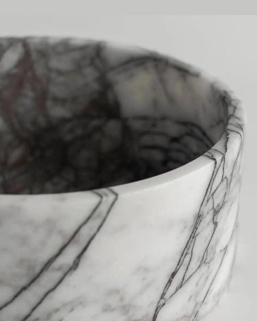 Cuenco cilíndrico de mármol de Kiwano Concept, detalle del borde blanco con vetas negras
