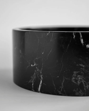 Cuenco cilíndrico de mármol de Kiwano Concept, negro con vetas blancas