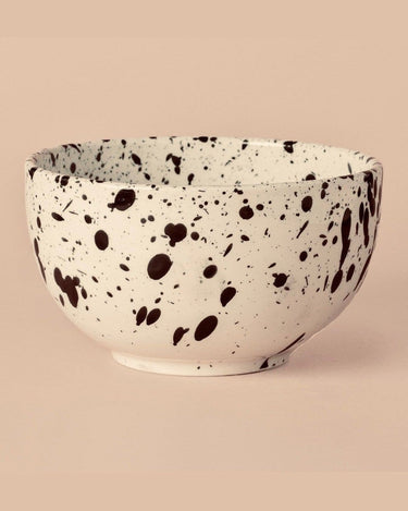 Détail d’un bol en céramique noir et blanc