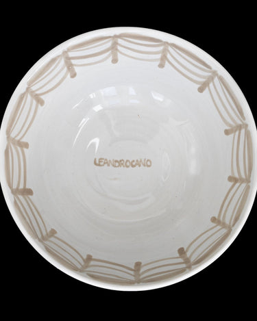 Cuenco María Tudor desde arriba, con arcos beige junto al borde y marca Leandro Cano en el centro