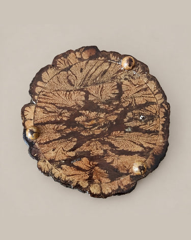 Cuenco de madera con tapa y borde irregular — base con los tres pequeños pies