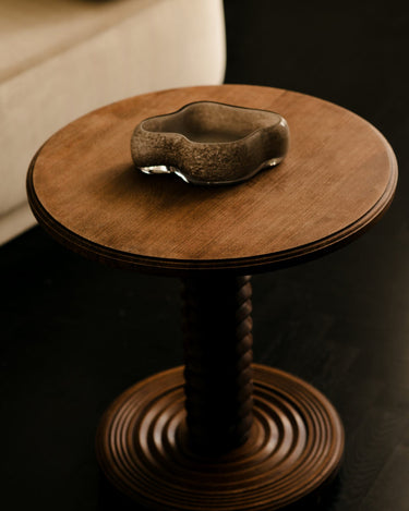Cuencos decorativos de contorno irregular, con la versión topo sobre una mesa auxiliar