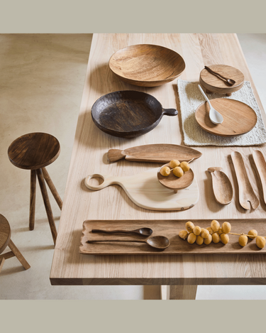 Cuenco de madera de mango en mesa natural