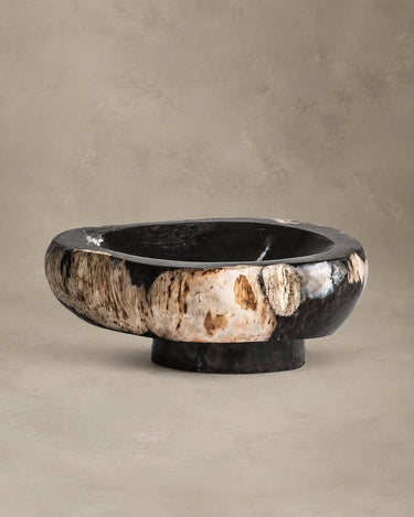 Cuenco decorativo de madera petrificada multicolor envejecido de Vical sobre fondo topo claro