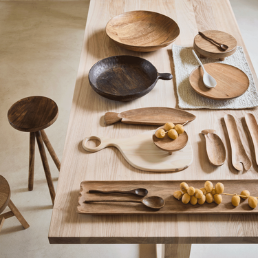 Cuenco de madera de mango sobre una mesa de madera natural