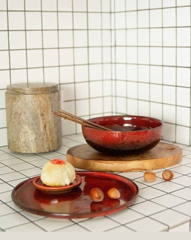 Cuencos esmaltados combinados en una mesa de inspiración natural