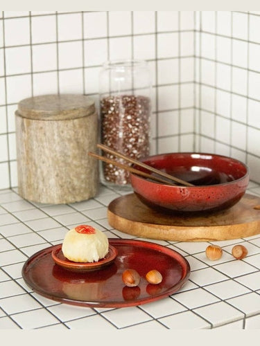 Detalle del esmalte rojo en un cuenco de cerámica artesanal
