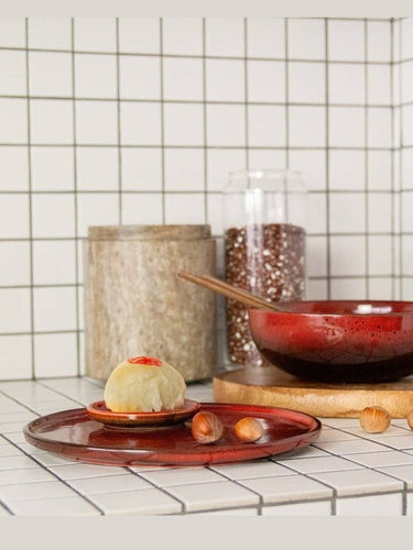 Cuencos de cerámica esmaltada presentados sobre una mesa natural