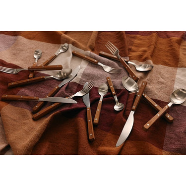 Cubiertos madera estilo retro ambiente mesa