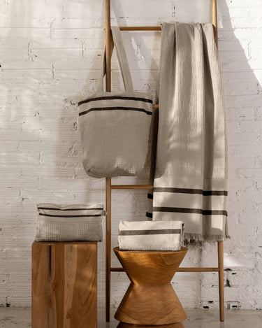 Détail du tissu de la trousse en nid d’abeille Dareels