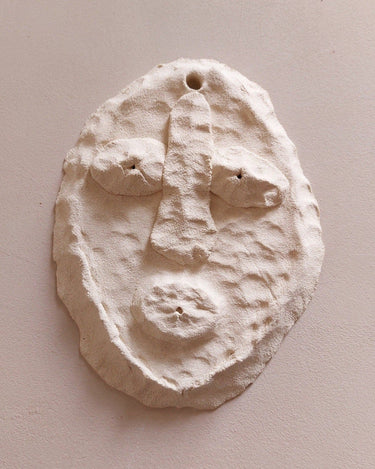Decoración mural de gres con rostro de Asterisque