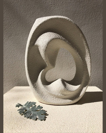 Detalle del acabado granulado en blanco roto y los volúmenes curvos del jarrón vintage Bertoncello.