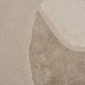 Detalle de alfombra de lana beige con marco torcido en relieve Awry Frame Linie Design