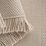Detalle de alfombra de lana beige Silent Path Linie Design con contraste de pelo