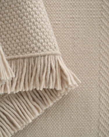 Detalle de alfombra de lana beige Silent Path Linie Design con contraste de pelo