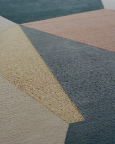 Detalle de alfombra de lana bicolor Diffused Aura Linie Design con aura difuminada