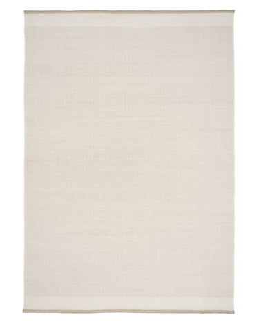 Detalle de alfombra de lana en espiga beige Stratum Echo Linie Design tejida a mano