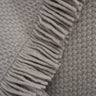 Detalle de alfombra de lana gris Silent Path Linie Design con contraste de pelo