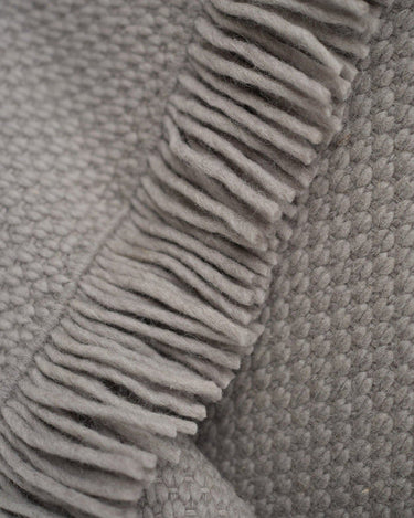 Detalle de alfombra de lana gris Silent Path Linie Design con contraste de pelo