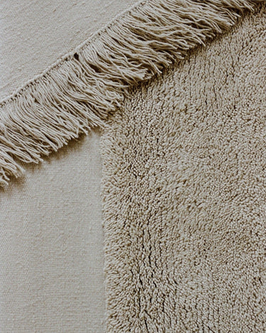 Detalle de alfombra de lana tono tiza Eternal Eye Linie Design con ojo eterno en relieve