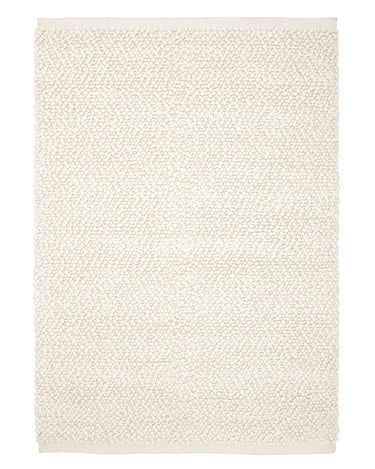 Detalle de alfombra Sigga blanca con pelo texturizado