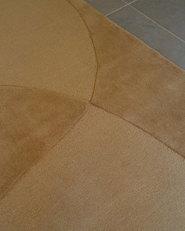 Detalle de alfombra Split Plains mostaza con relieve