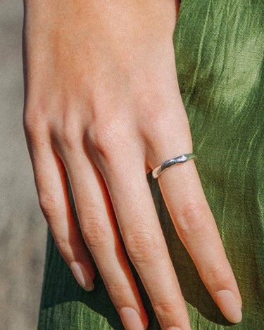 Detalle de anillo de acero inoxidable bañado en plata