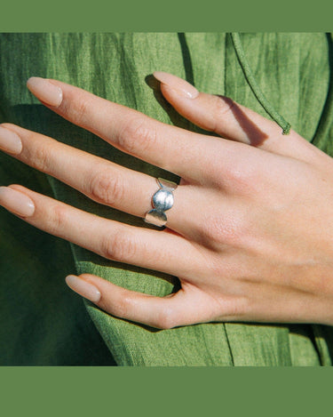 Detalle de anillo Héctor ondulado Agapée