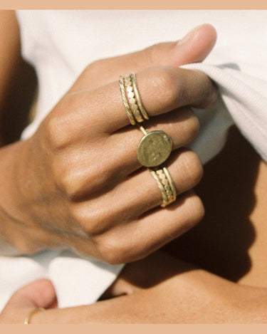 Detalle de anillo Luna dorado ajustable
