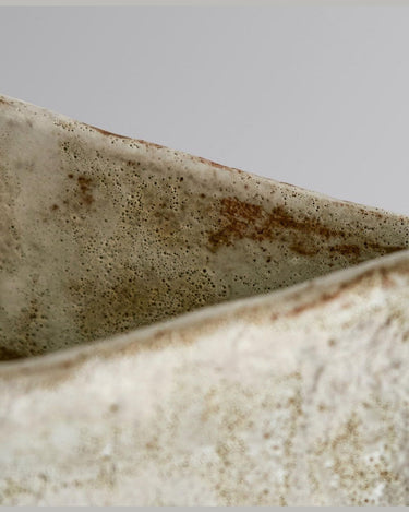 Détail de l’applique murale en céramique